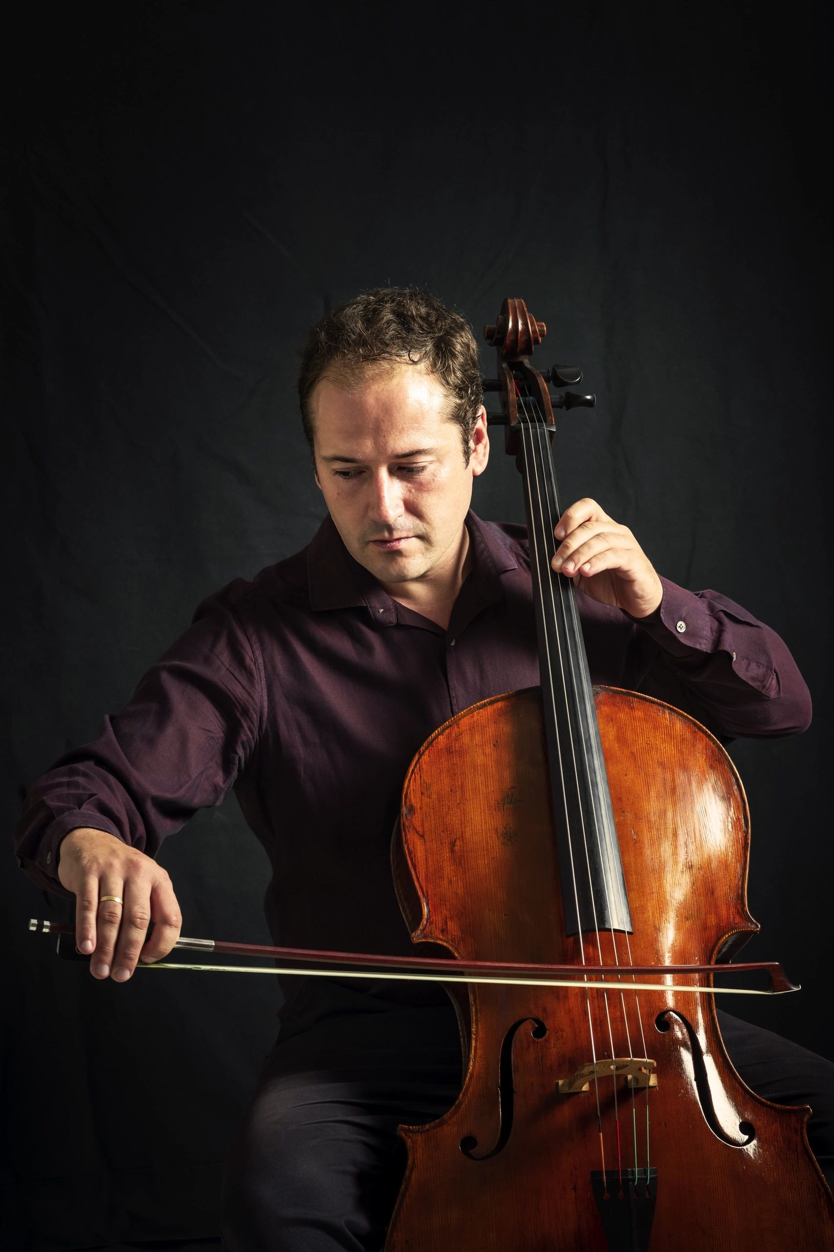 Retrato de Israel Fausto con violonchelo