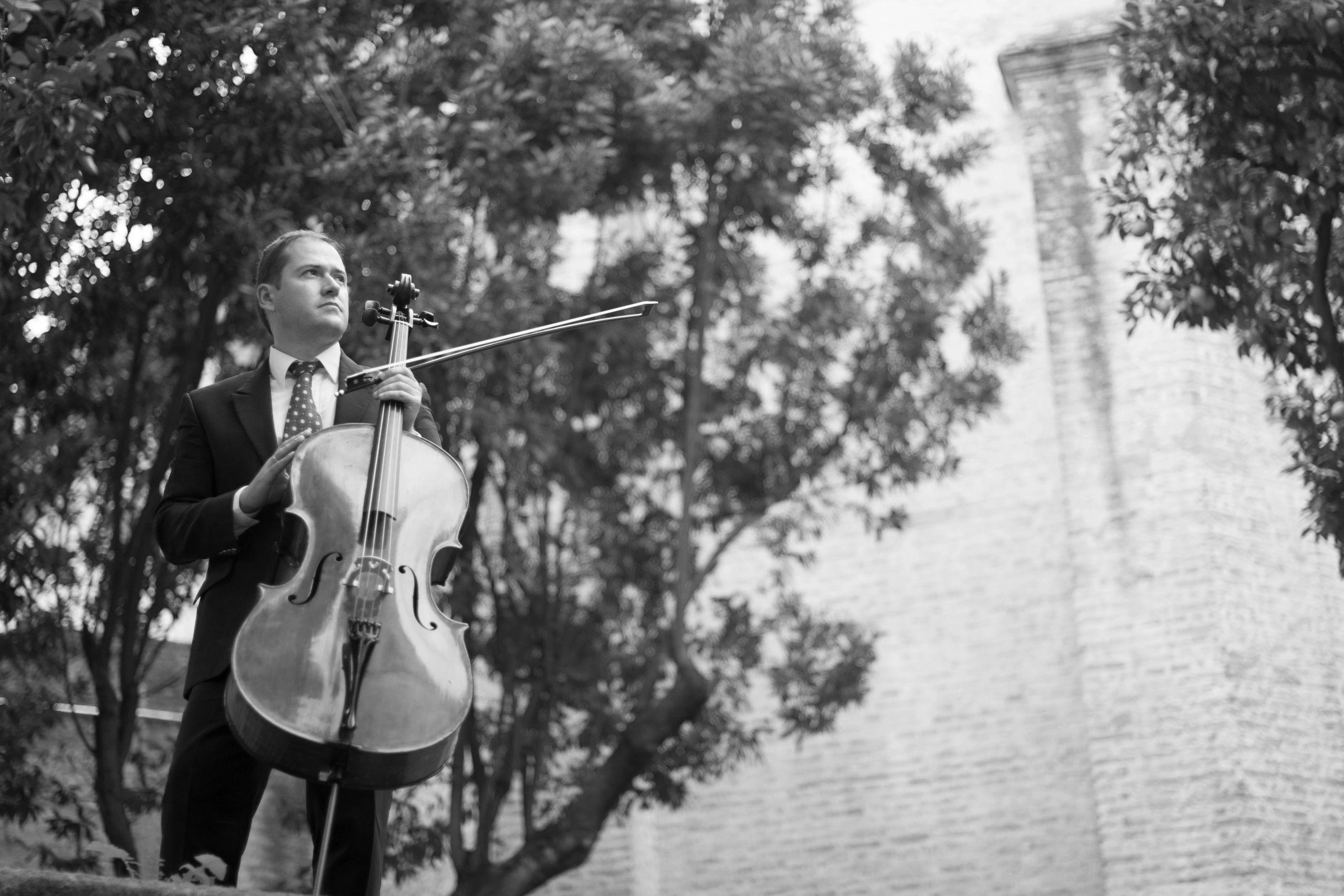 Israel Fausto interpretando entre ruinas
