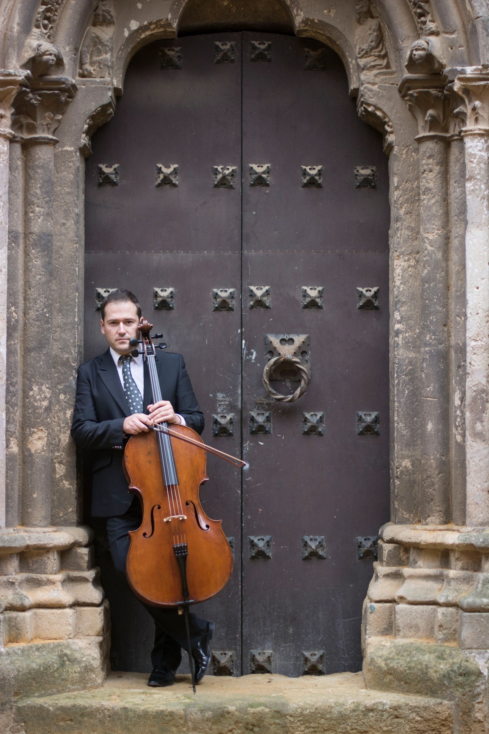 Israel Fausto en arco medieval